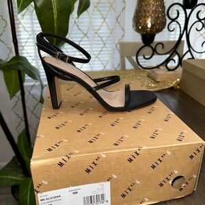 *Brand NEW* Mix No. 6 Elegant Black Heels